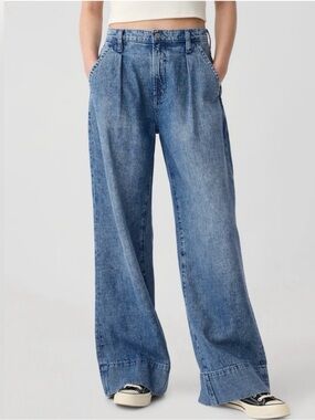 *NEW* GAP Wide Leg Trouser, High Rise Denim in Medium Wash (fits 30” waist)